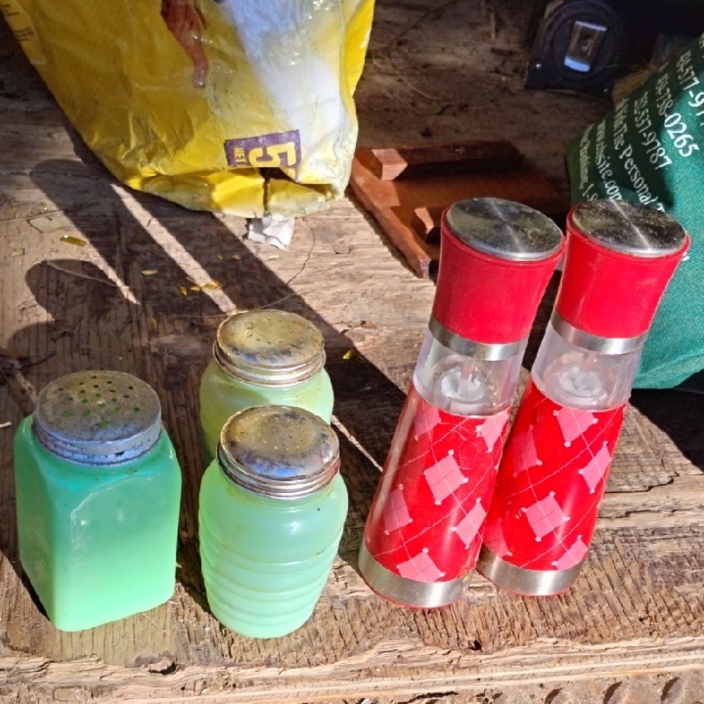 Grinder Pair (Battery Powered)+3 Antique Green Glass Shakers